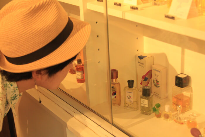 香水の舎に並ぶ昔の香水サンプル