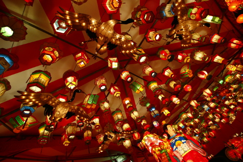 天井からつるされた色とりどりのランタン
