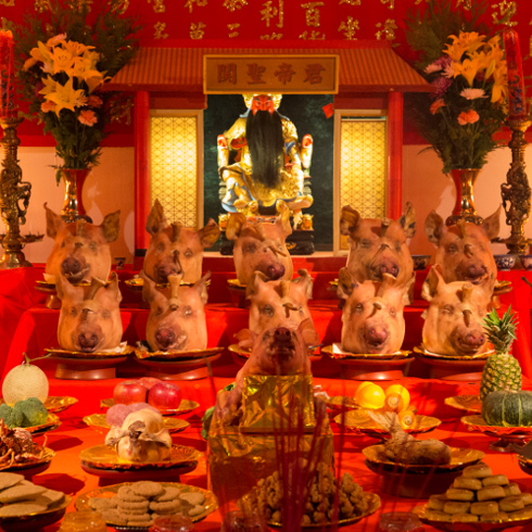 豚の頭の供え物