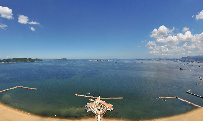 玄界灘に浮かぶ志賀島や能古島（のこのしま）を一望