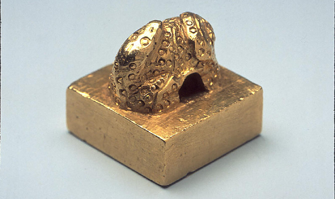 蛇をかたどった金印のつまみ