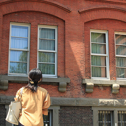 赤れんが見上げる