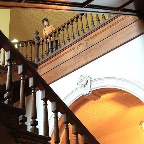 階段で記念写真