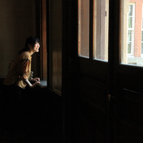 窓際で記念写真