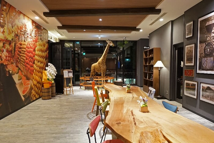 ギャラリーにはスタッフ手作りの観光に役立つスクラッチブック等がある