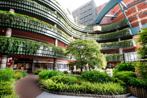 「都市の劇場」をコンセプトにした曲線的なデザイン