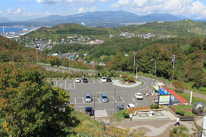 地球岬の駐車場と街の風景