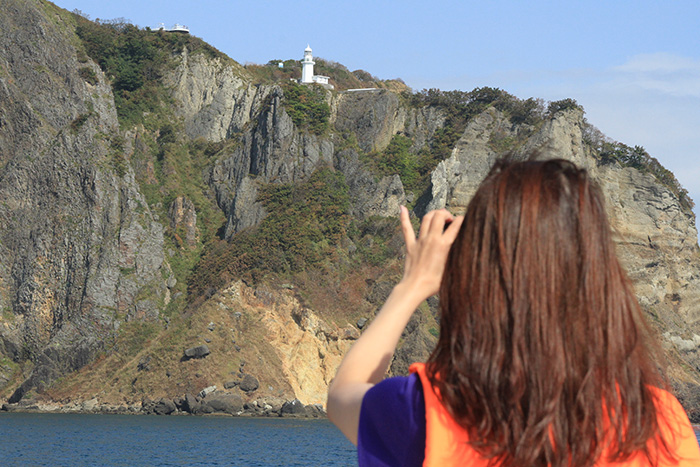 地球岬を海上から望む