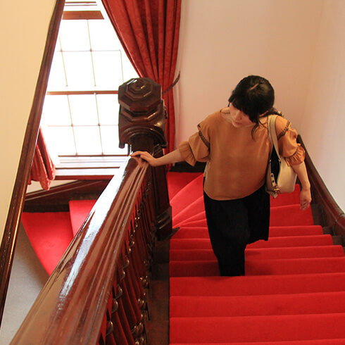 赤じゅうたんの階段