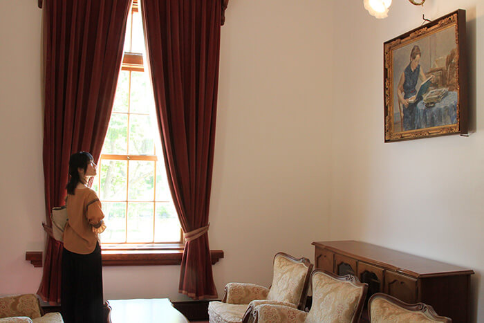 壁面の洋画を見る