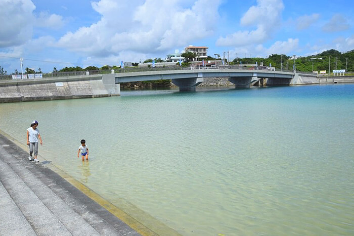 拝所やビーチなど島内散歩がおすすめの記事イメージ