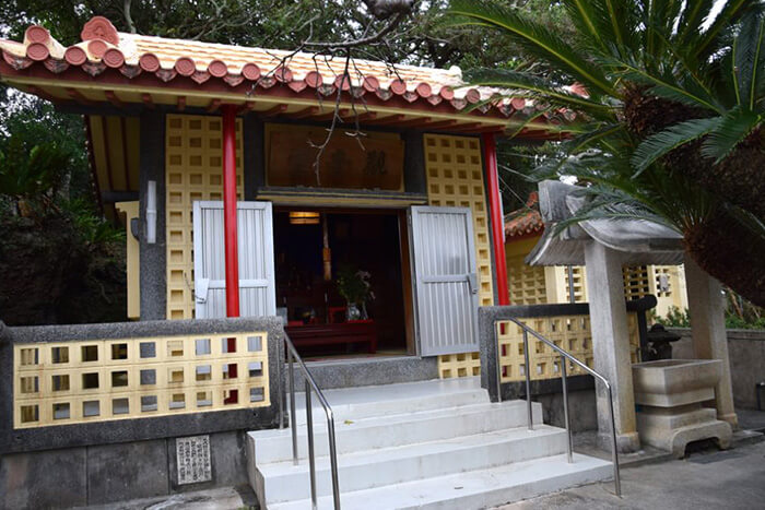 拝所やビーチなど島内散歩がおすすめの記事イメージ