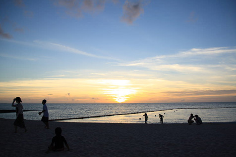 水平線に沈む夕日画像