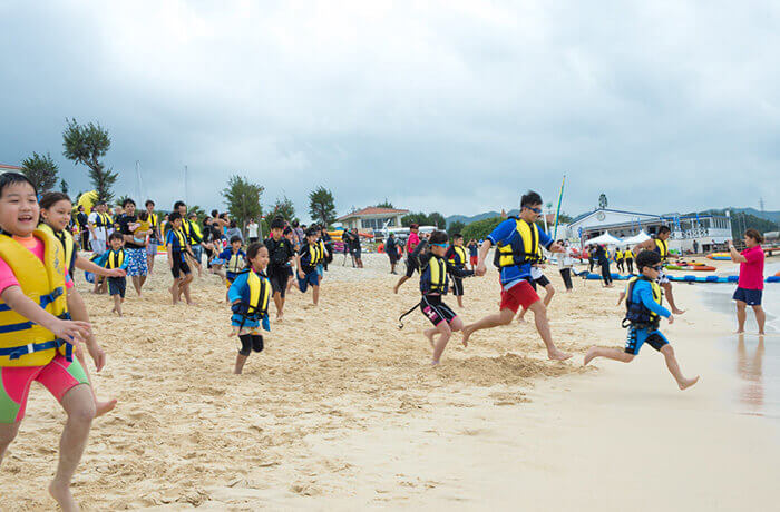 海に走りだす子どもたち