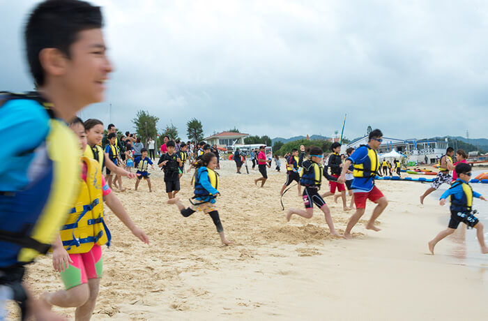 海に走りだす子どもたち
