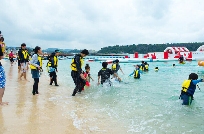 海に走りだす子どもたち