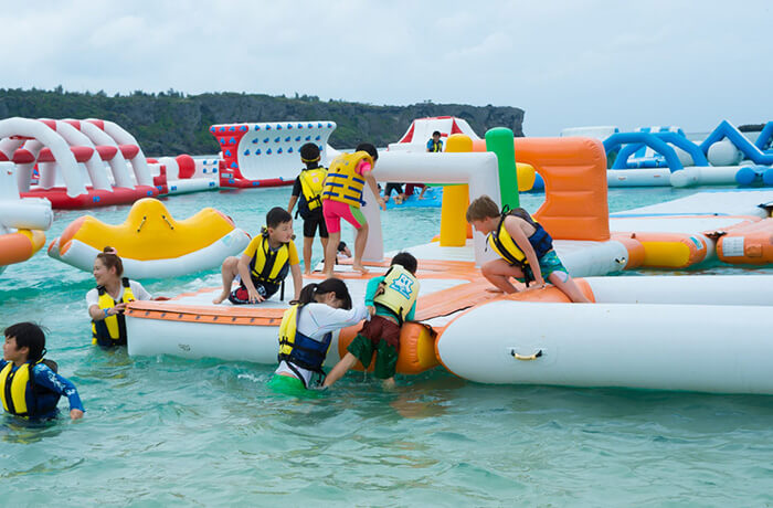 水上アスレティックで遊ぶ子供たち