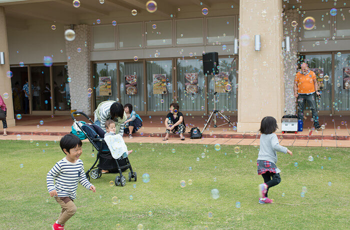 シャボン玉で遊ぶ子どもたち