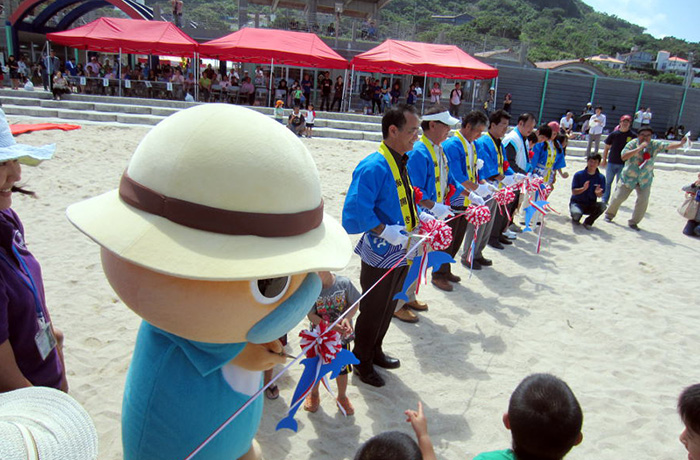 なんじいがテープカットに参加している画像