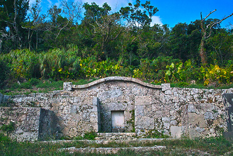 中城村にある英雄「護佐丸公」の墓