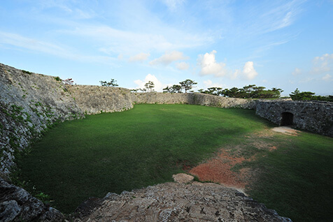 曲がりくねった内郭（写真・左側）と外郭（右側）