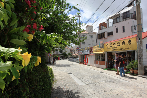 国際通りからほど近い、壺屋やちむん通り