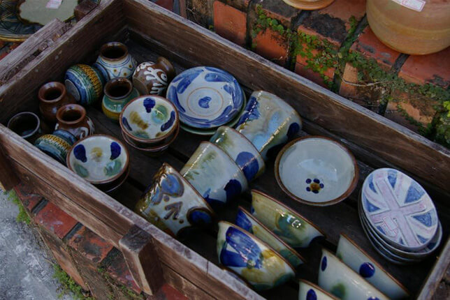 店の軒先に出ているやちむん