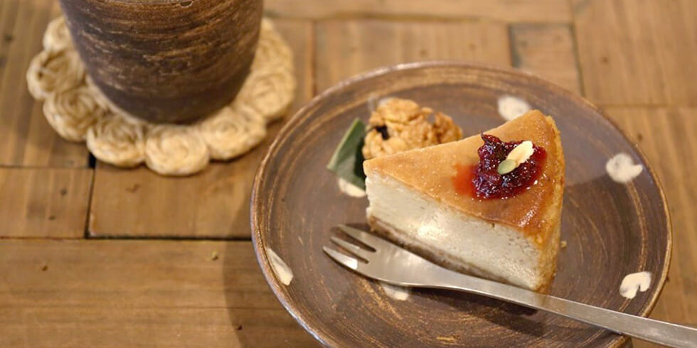 器の温もりを感じて　やちむんカフェで休憩の記事イメージ