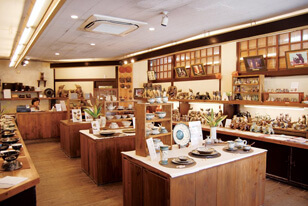 育陶園（いくとうえん）の店内