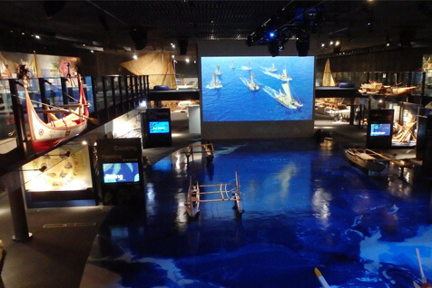 海洋文化館に展示されているさまざまな大きさや形状の船や映像