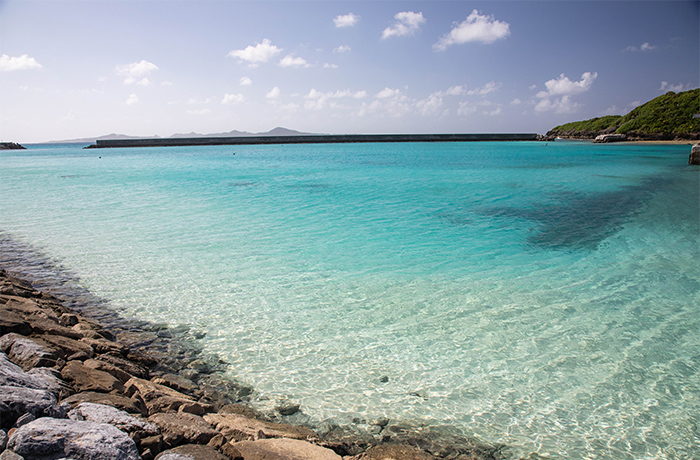 島内の人々と触れ合う風景