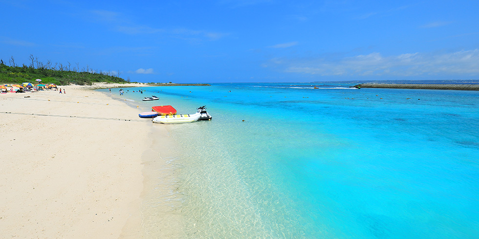心弾むマリンアクティビティが目白押し。水納ビーチは海遊びの宝庫