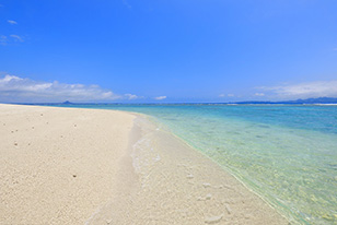 灯台下のビーチ