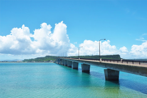 橋を渡って右が浜集落。左が比嘉集落