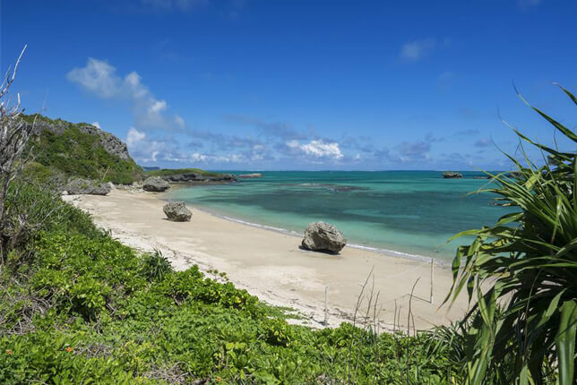 ムルク浜へ続く階段
