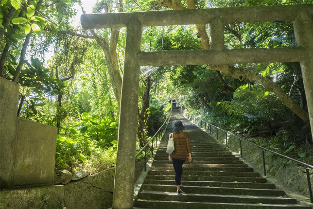 洞窟シルミチュー続く階段
