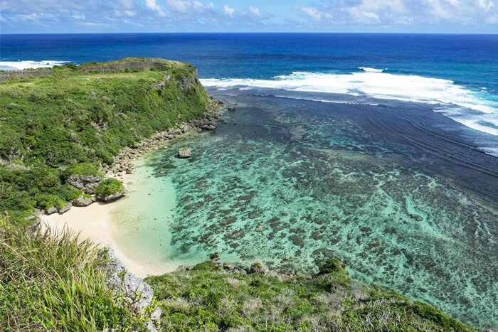 果報（かふう）バンタから見る海