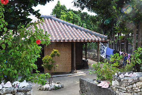 フクギ並木に囲まれた赤瓦屋の古民家に泊まる