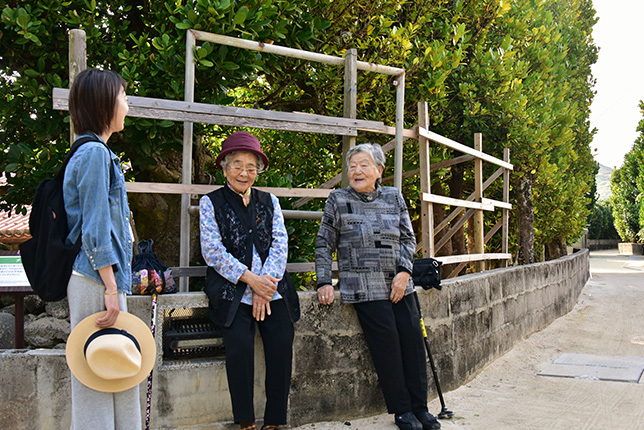地元のおばあ達と一緒にゆんたくタイム