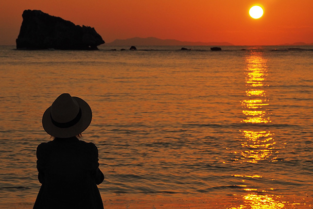 ビーチでぼんやりと夕陽が沈むのを眺めます