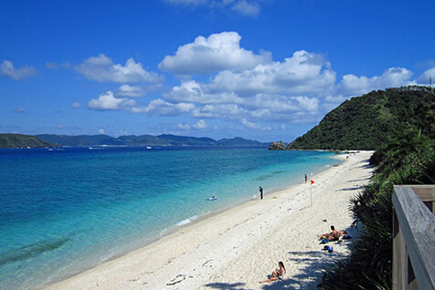 島一番の人気のビーチ「ニシバマ（北浜）ビーチ」