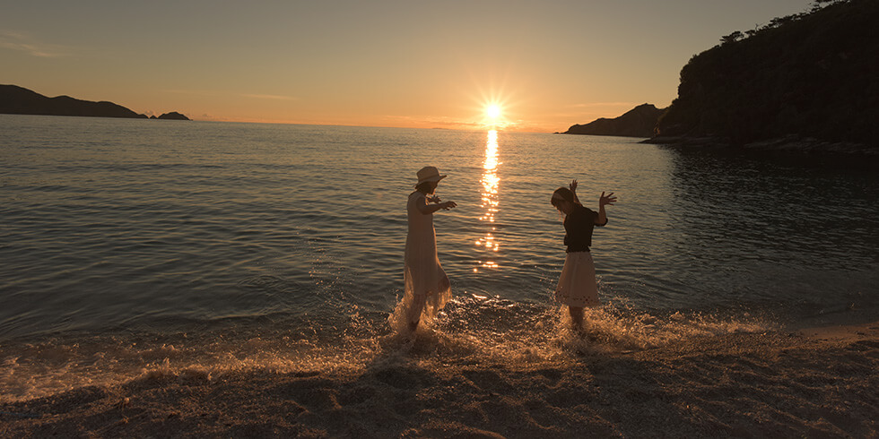 穴場ビーチで夕日夜は満天の星空を