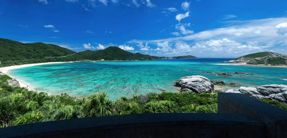 青い海を眺めて楽しむ島の絶景ポイントの記事イメージ