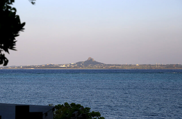フクギ並木を抜けた先の海