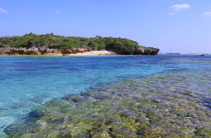 青く透明な海と伊江島