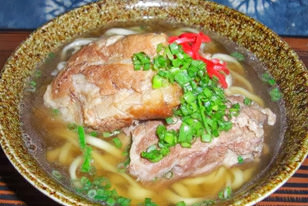沖縄料理と和食の店「レストラン岬」の大きな肉がのったソーキそば