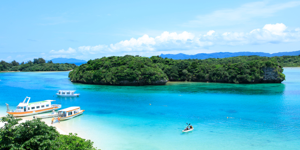 何度行っても美しい人気の景勝地「川平湾」の移り変わる景色を楽しむ