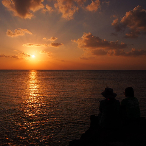 夕暮れ時の海岸沿い