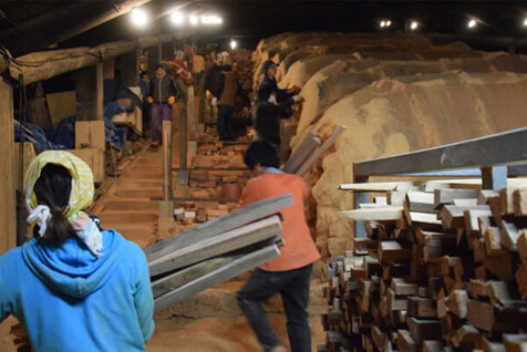 火入れ当日は4つの工房が協力して準備をこなす