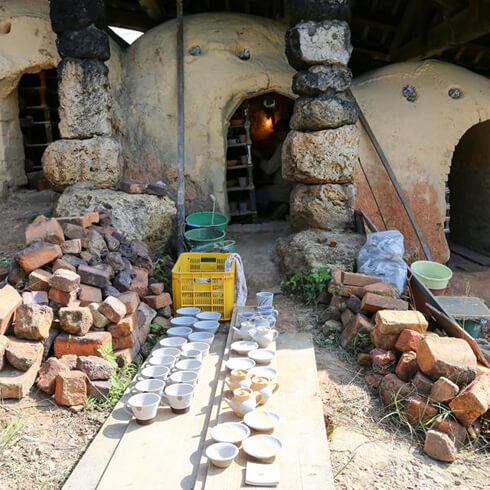 やちむんの里 窯詰めの様子